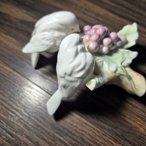 Vintage CAPODIMONTE Porcelain Figurine of Two Sparrows Perched Upon Grapevine - Picture 6 of 8